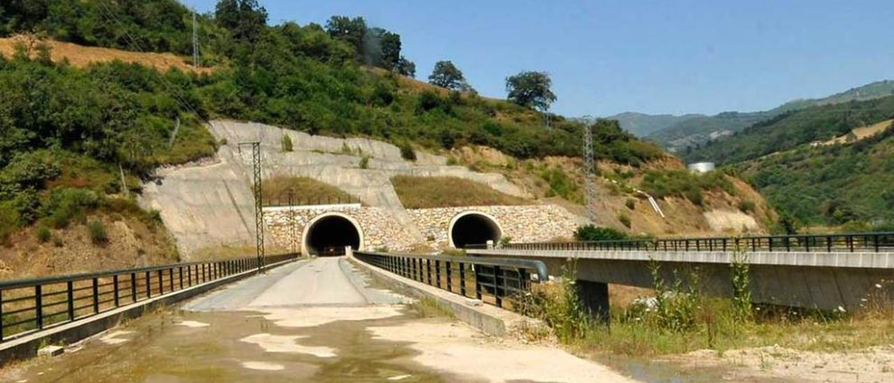 Un tramo del trazado de la Variante entre la Cordillera y Pola de Lena.