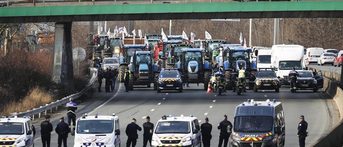 Los agricultores y ganaderos franceses cortaron las principales vías de acceso a París en protesta por la crisis del sector.