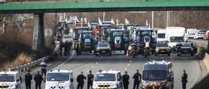 Los agricultores y ganaderos franceses cortaron las principales vías de acceso a París en protesta por la crisis del sector.