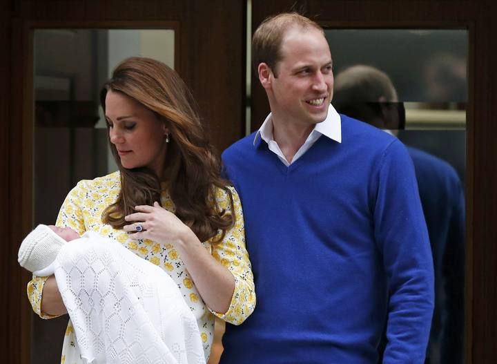 Los Duques de Cambridge abandonan el hospital con su hija