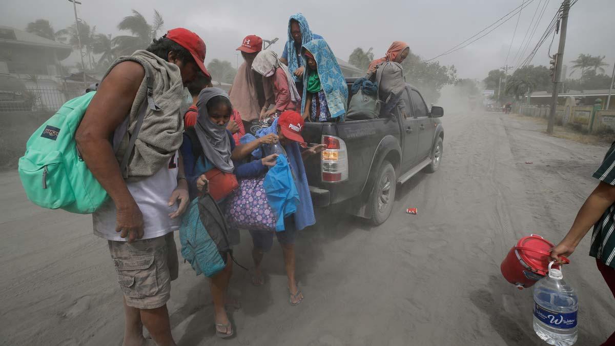 Evacuados por culpa del volcán Taal en Filipinas.