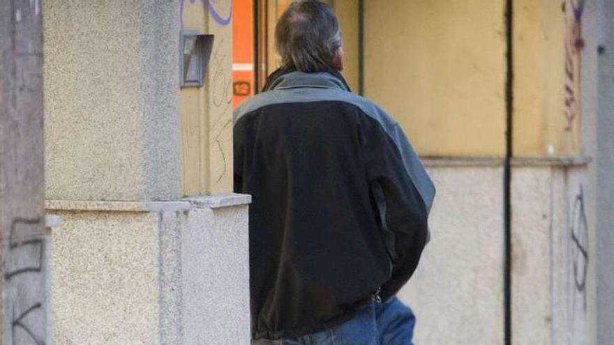 Dos personas en la puerta de un supermercado.