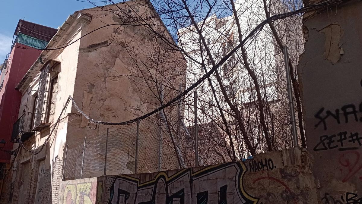 Los números 9 a 13 de la calle Nuño Gómez, este mes. Los dos últimos forman el solar donde estuvo su casa natal.