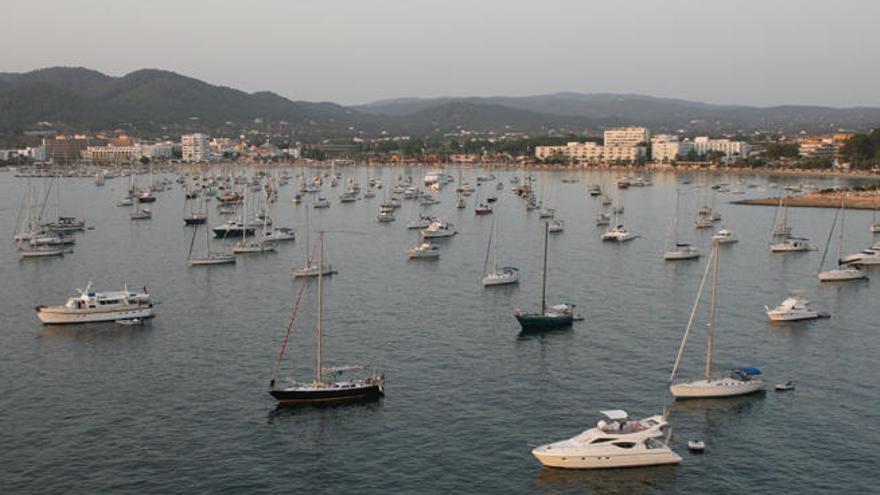 Aspecto que ofrece en verano la bahía de Sant Antoni, que este año estrenará su plan de ordenación de los fondeos.