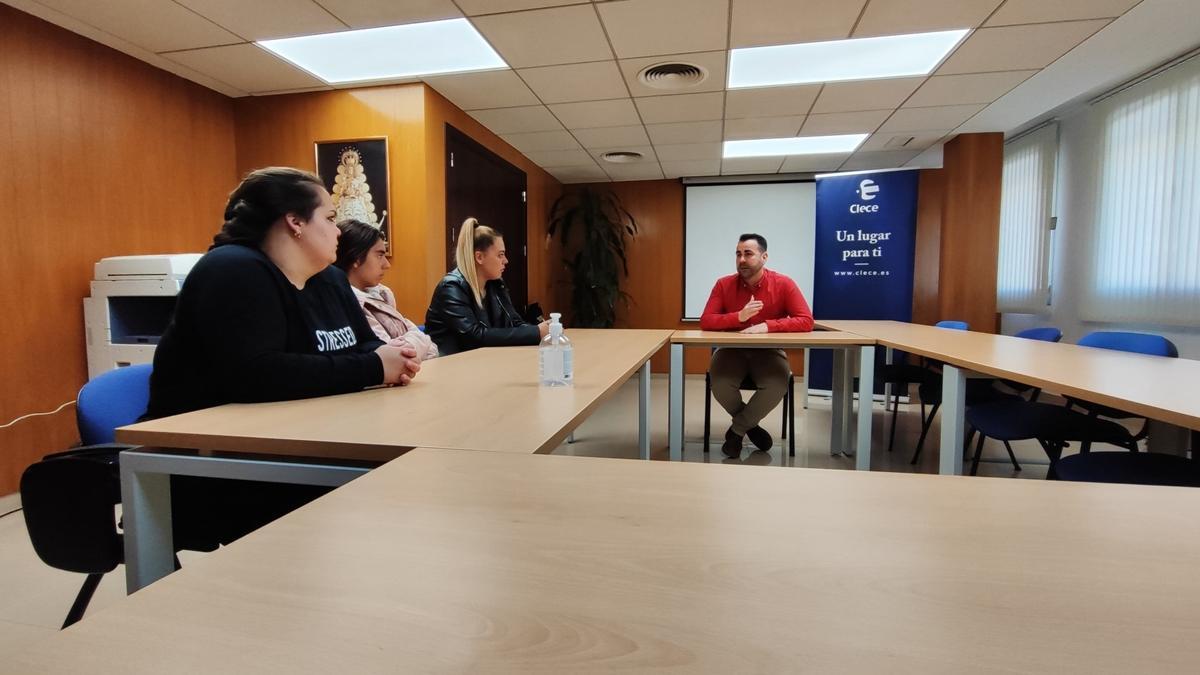 Las alumnas se reunen con una empresa.