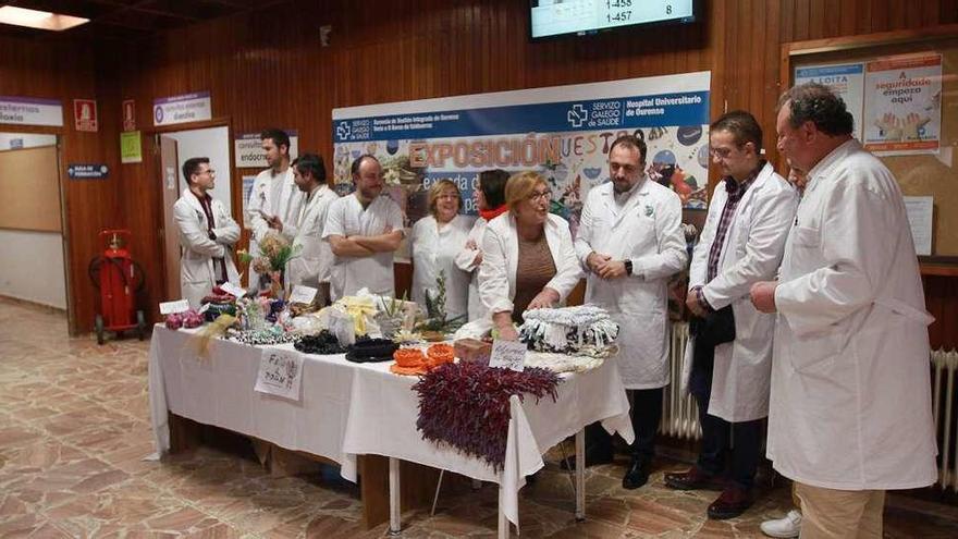 El equipo de la unidad de Salud Mental y de su centro de día ayer con el gerente de la EOXI de Ourense con los trabajos en venta. // I.Osorio