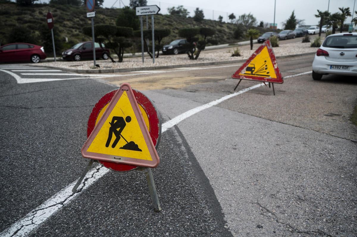 Señales de obras en los accesos al campus universitario de Cáceres.