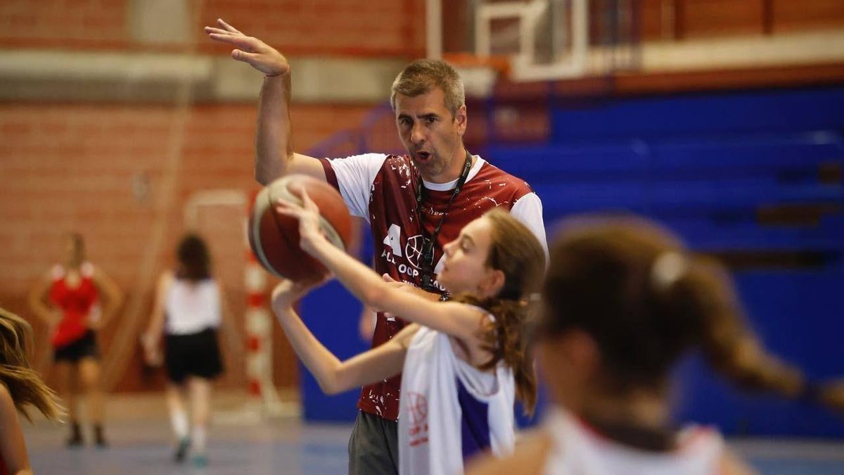 José Antonio Ferrer enseña la técnica de tiro a una jugadora en la pasada edición del campus Alley Oop.