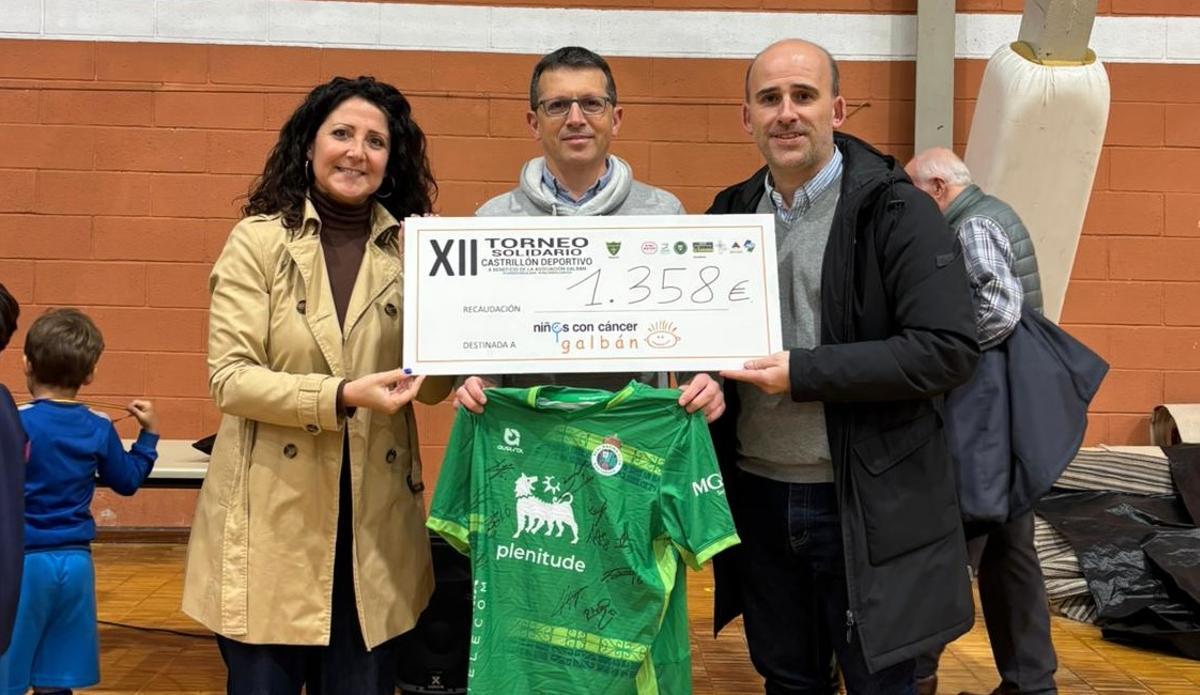 Entrega del cheque en favor de la asociación Galbán.