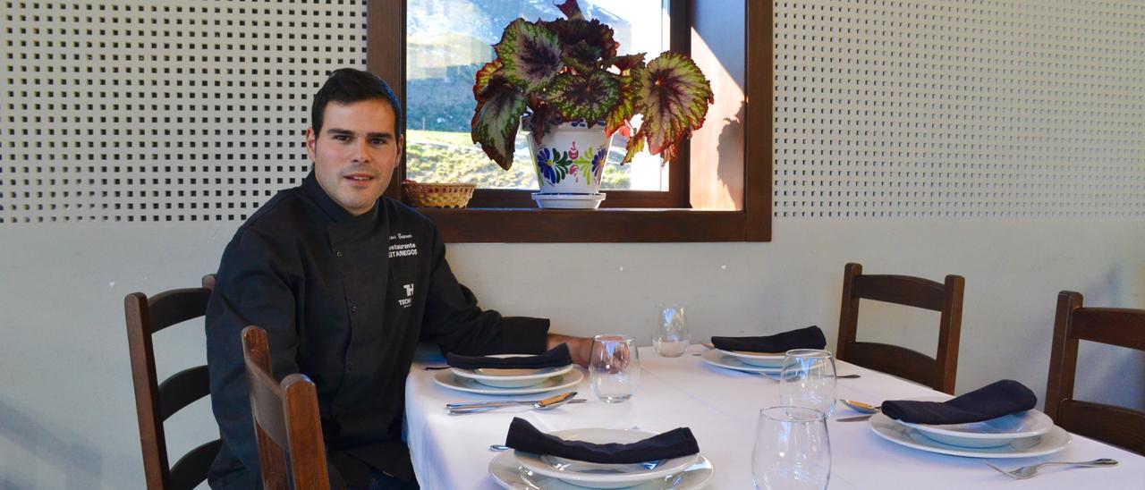 Héctor Cosmen, sentado a la mesa en su comedor del restaurante Leitariegos, en el puerto.