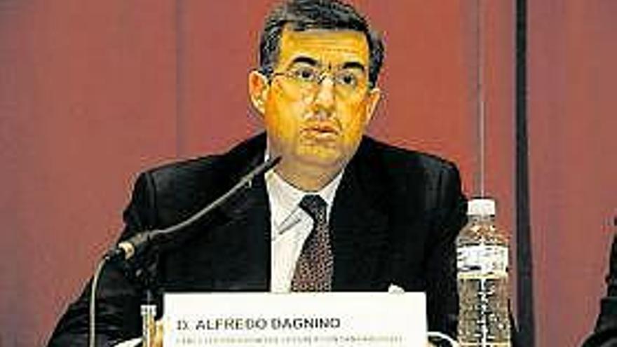 A la izquierda, Alfredo Dagnino; a la derecha, el arzobispo Jesús Sanz Montes, entre el público asistente.