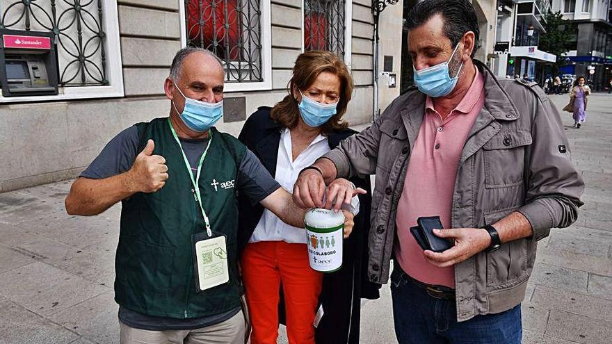 Participantes en la cuestación, ayer, en A Coruña.