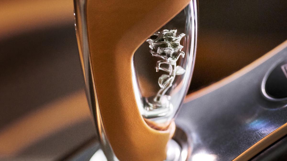 La rosa plateada del selector del cambio parte del escaneado 3D de una flor real y remata el homenaje literario. La rosa plateada del selector del cambio parte del escaneado 3D de una flor real y remata el homenaje literario.