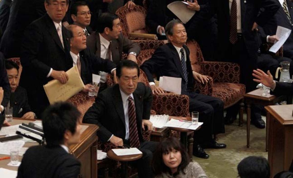 El primer ministre japonès Naoto Kan reacciona al notar el terratrèmol de 8,9 graus a l’escala de Richter mentre assisteix a una reunió de la comissió a la Cambra Alta del Parlament a Tòquio. El primer ministre japonès Naoto Kan reacciona al notar el terratrèmol de 8,9 graus a l’escala de Richter mentre assisteix a una reunió de la comissió a la Cambra Alta del Parlament a Tòquio.