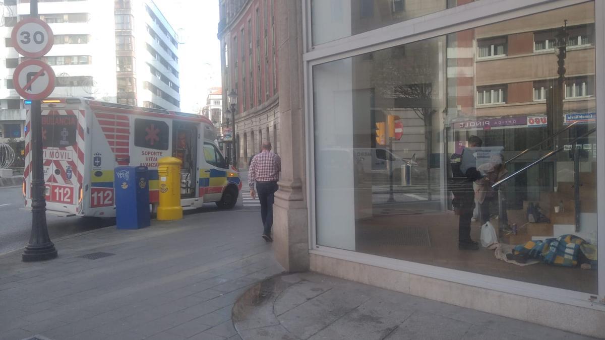 Policía y sanitarios, en el cajero de la plaza del Carmen.