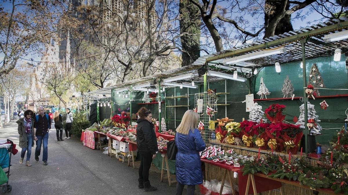Mercado navideño frente a la Sagrada Família.