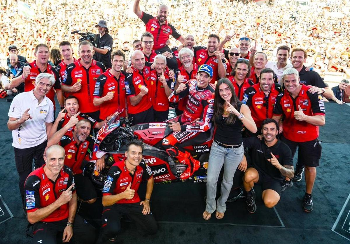 Todo el equipo Lenovo Ducati celebra con Marc Márquez su triunfo de ayer en Aragón.