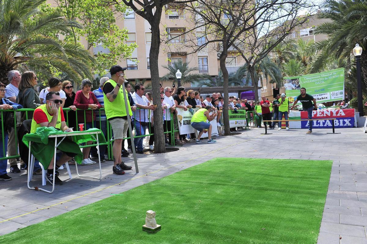 Edición anterior del Campeonato Mundial de lanzamiento de hueso de dátil en Elche