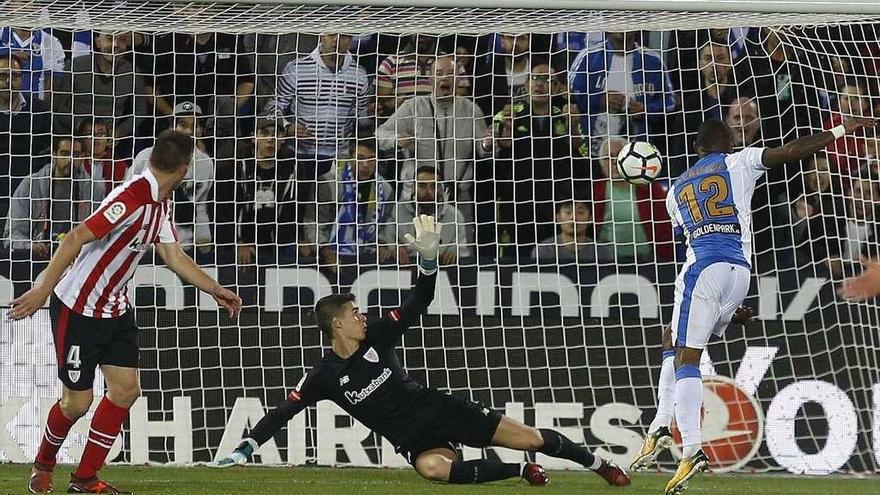 Instante en el que el balón supera a Kepa tras el disparo de Beauvue.