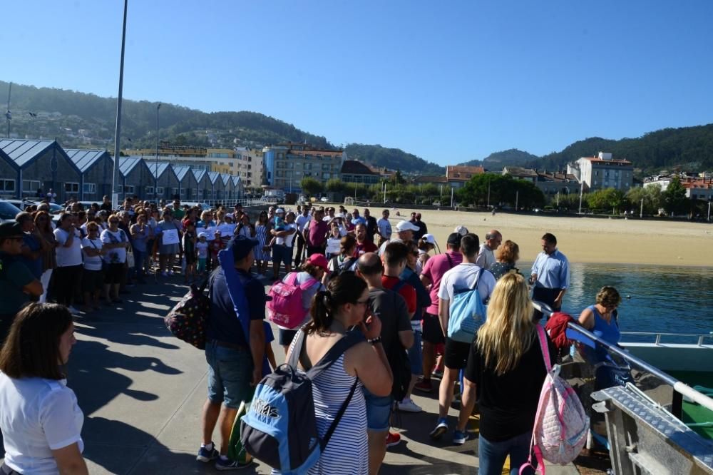 Vecinos de Ons se concentran en el puerto de Bueu para reclamar un acceso libre a la isla