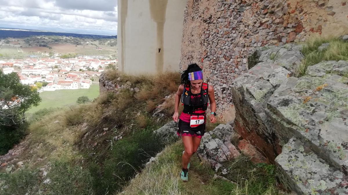 Elisabeth Vaquero, entrando en el castillo.