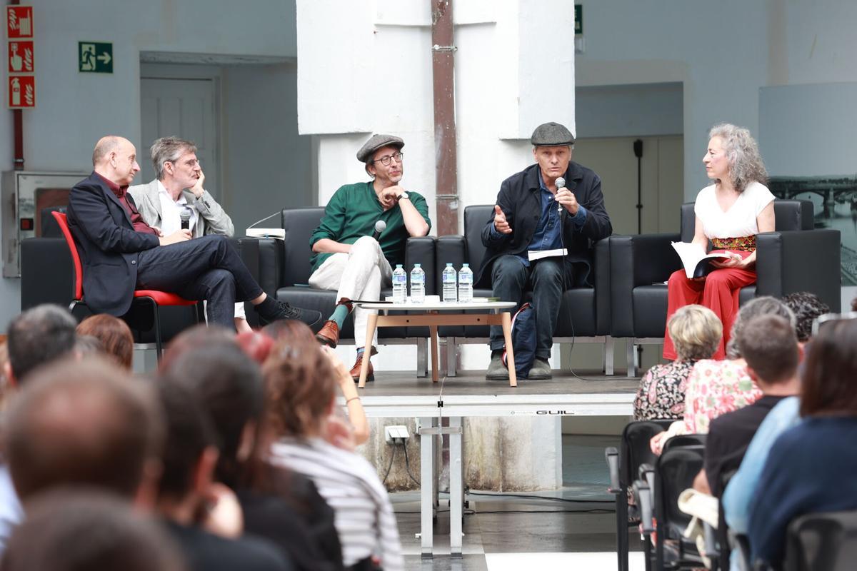 El actor y editor, Viggo Mortensen (2d), participa en el acto homenaje que la Universidad de Sevilla rinde al poeta Kevin Power.