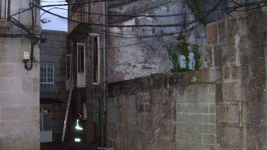 Los bomberos colocaron una escalera para acceder al interior del inmueble incendiado.  // FdV