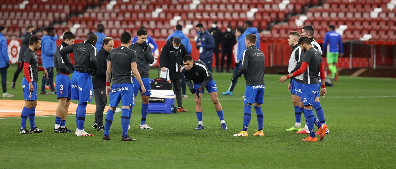 Javi Fuego anima a sus compañeros durante un calentamiento