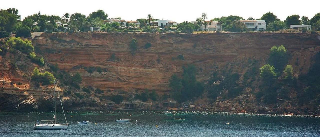 Urbanización a los pies del 
acantilado y varias casetas
 varadero. xescu prats