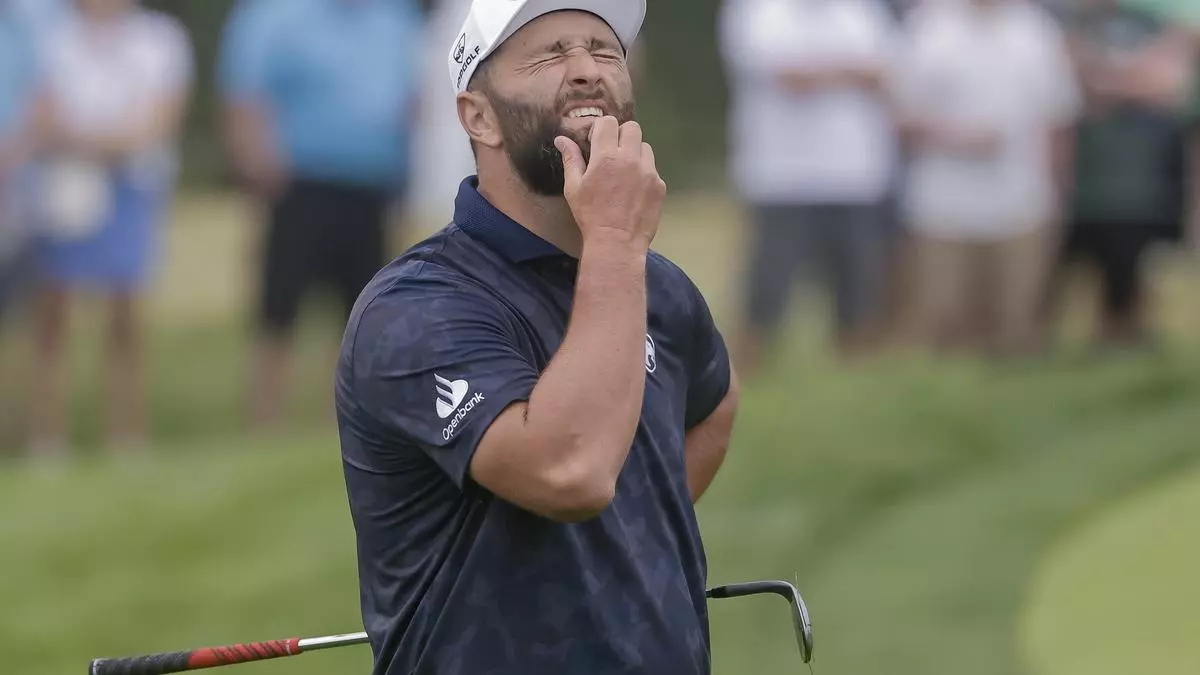 Jon Rahm se descuelga de la cabeza del US Open con Sam Burns al frente