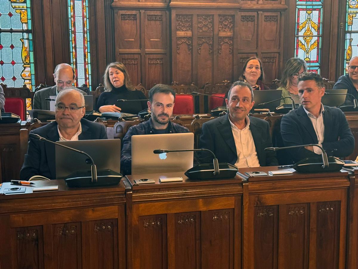 Zapico, segundo por la derecha, rodeado del director general de Vivienda, Daniel Sánchez; el secretario general técnico de la Consejería, Jonatan Frade, y el jefe de servicio de Régimen Legal de la Dirección General de Vivienda, José María González.