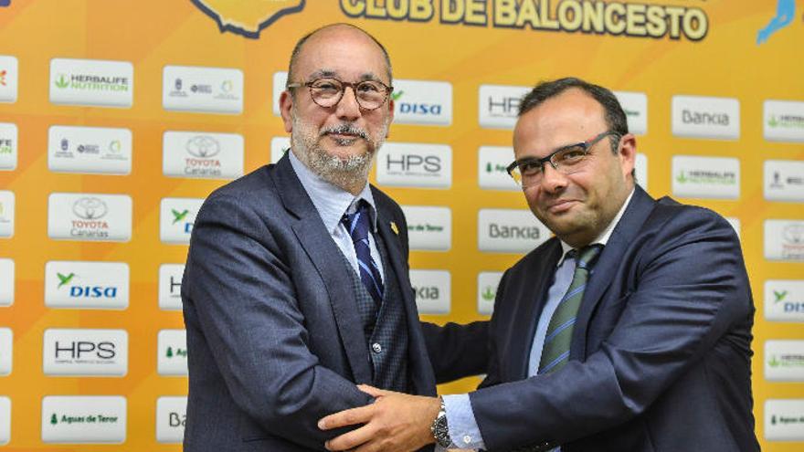 El presidente del Herbalife Gran Canaria, Enrique Moreno, junto con José Lucas Cruz Barrera, representante para Europa de la firma HMK.