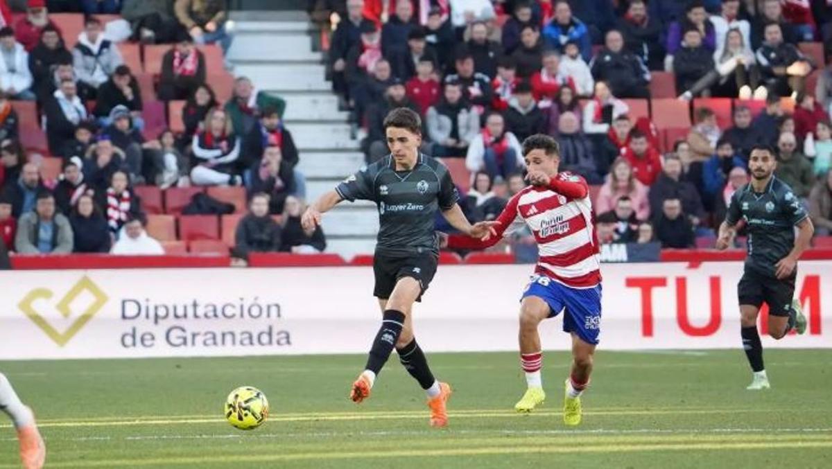 Álex Calatrava avanza con la pelota en el Granada-Castellón