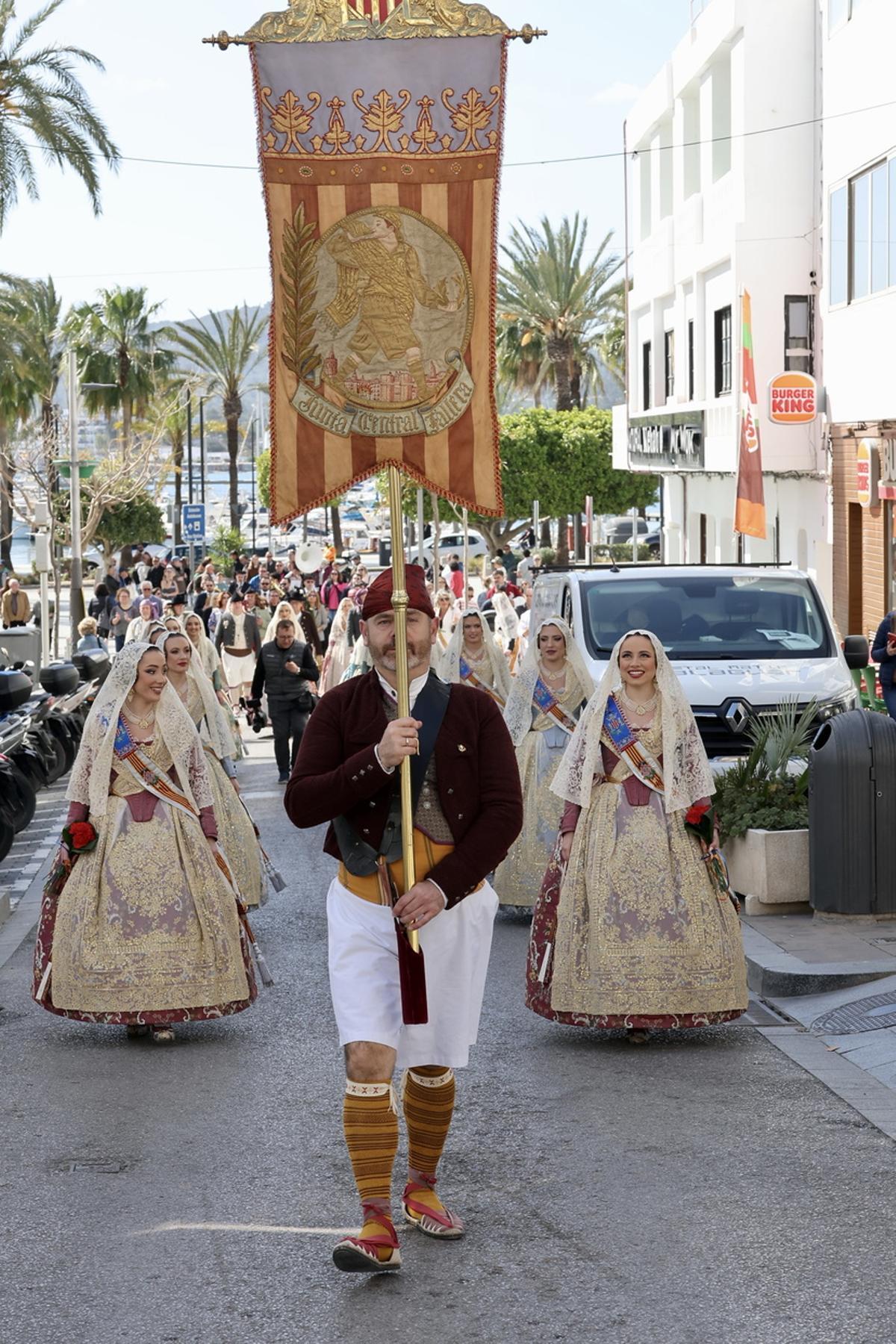 El viaje de Carmen y la corte a Ibiza por el 25 aniversario de La Nostra Falla de Portmany El viaje de Carmen y la corte a Ibiza por el 25 aniversario de La Nostra Falla de Portmany