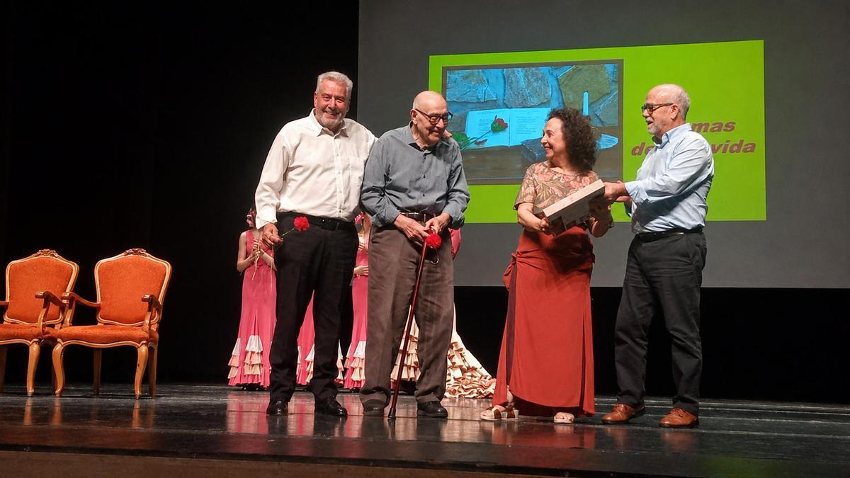 Un momento del reconocimiento a Francisco Oliveros en el centro cultural de Torrevieja