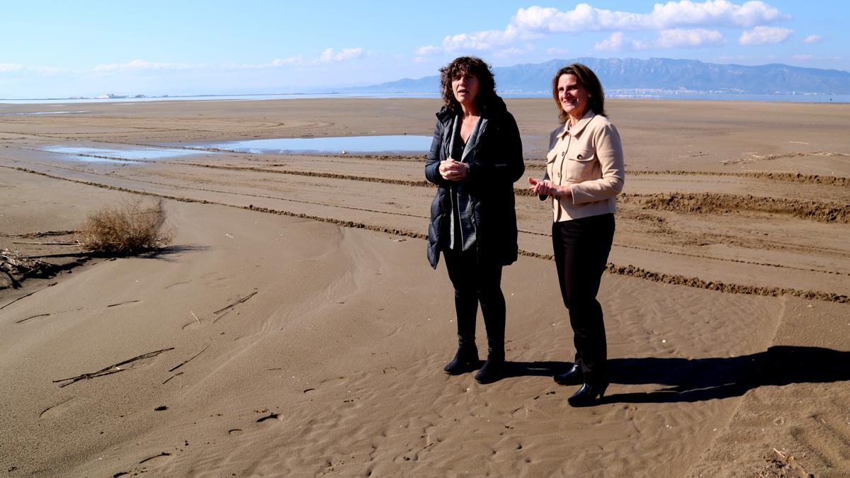 La 'consellera Teresa Jordà y la ministra Teresa Ribera, visitan la barra del Trabucador.