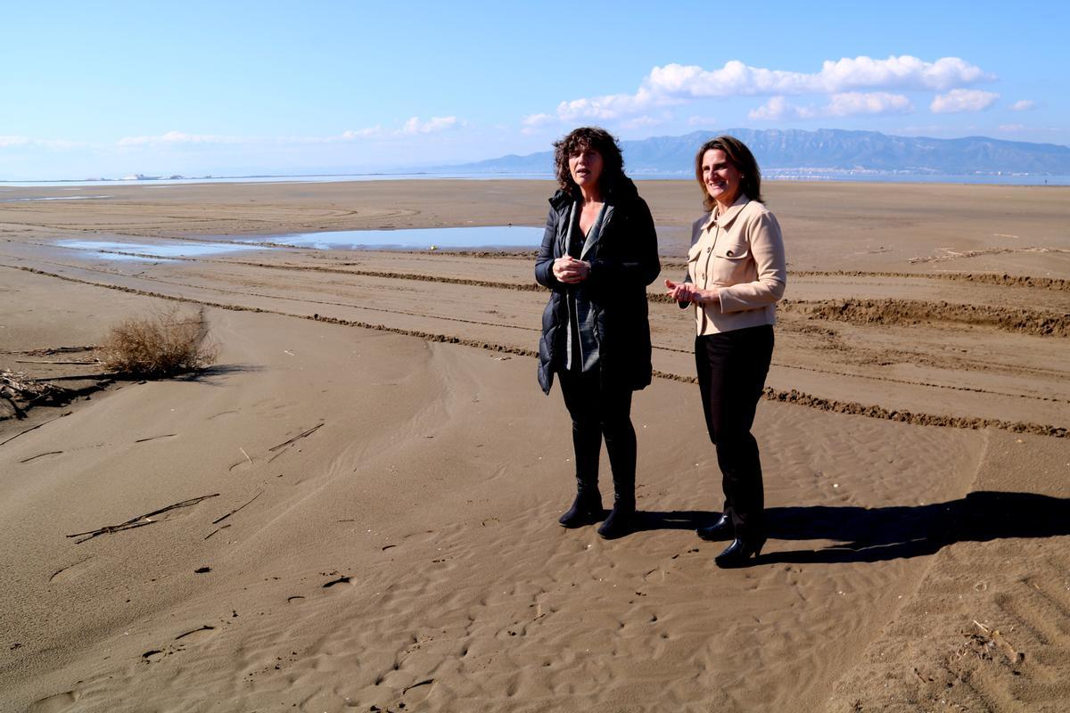 La 'consellera Teresa Jordà y la ministra Teresa Ribera, visitan la barra del Trabucador.