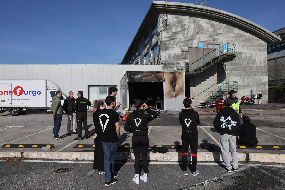 Miembros de la escudería y la Universidad, el sábado, tras el incendio.