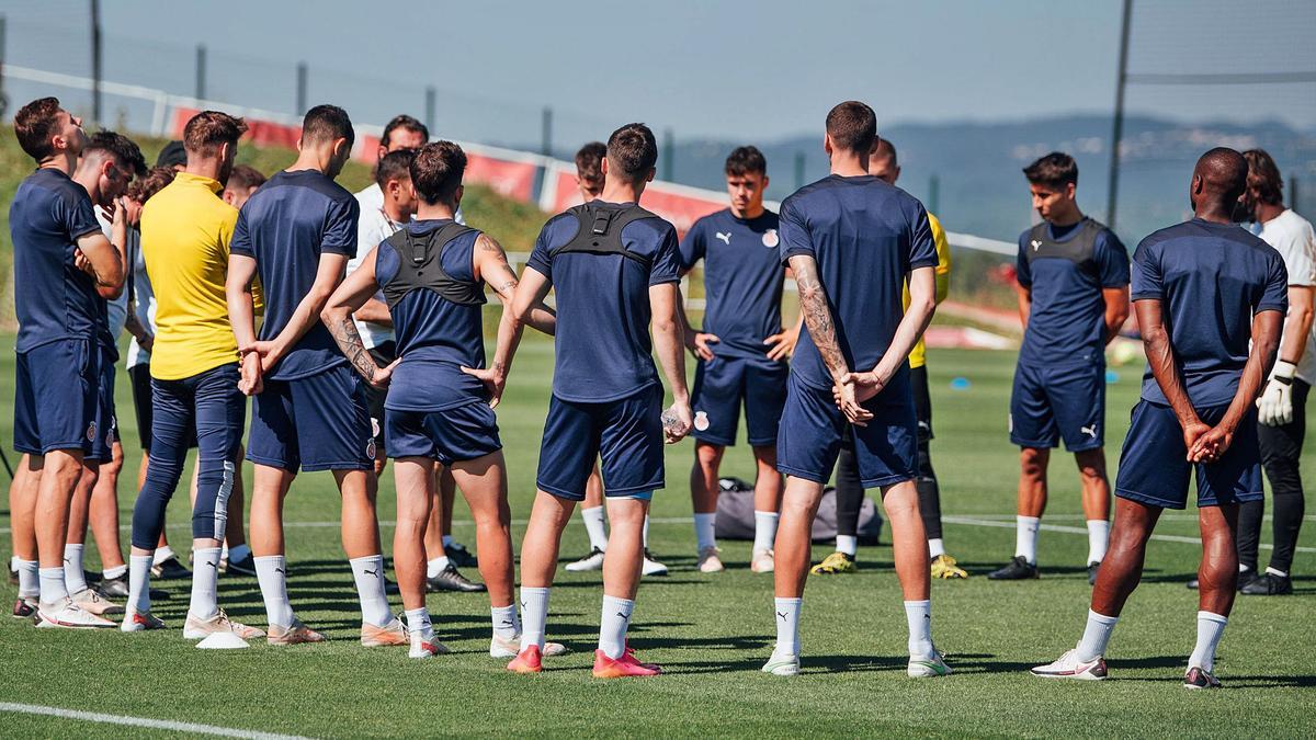 Els jugadors del Girona fent
pinya en un entrenament
abans del Rayo-Girona. |  
GIRONA FC