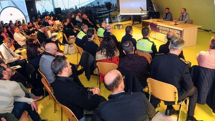 El primer encuentro de agentes tutores reúne a unas 200 personas