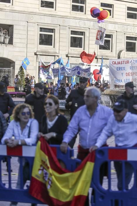 Vítores y abucheos frente al Teatro Campoamor