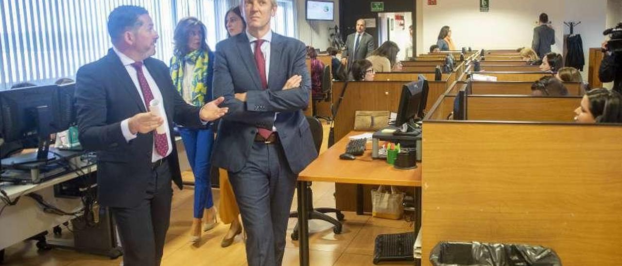 Alfonso Rueda, en su visita a la sede del servicio 012. // Carlos Peleteiro