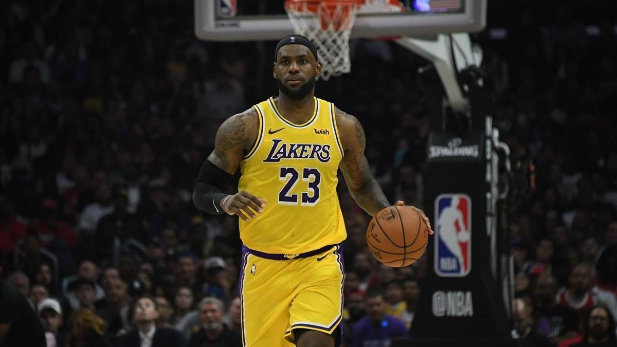 Lebron James conduce el balón en el partido inaugural de la temporada de los Lakers