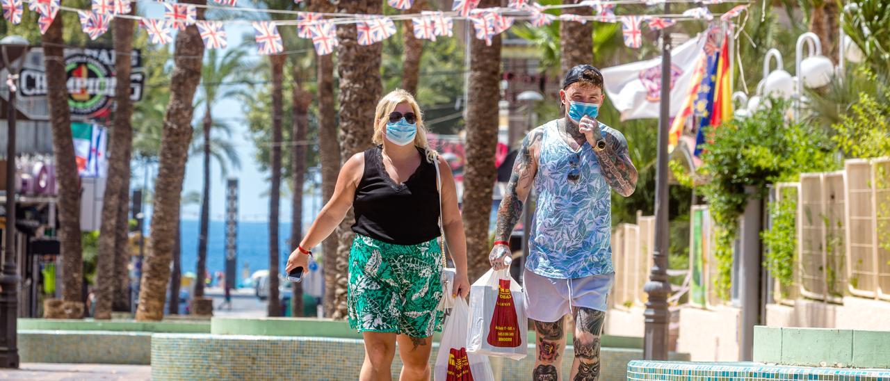 Turistas caminando por la zona británica de Benidorm el pasado marzo