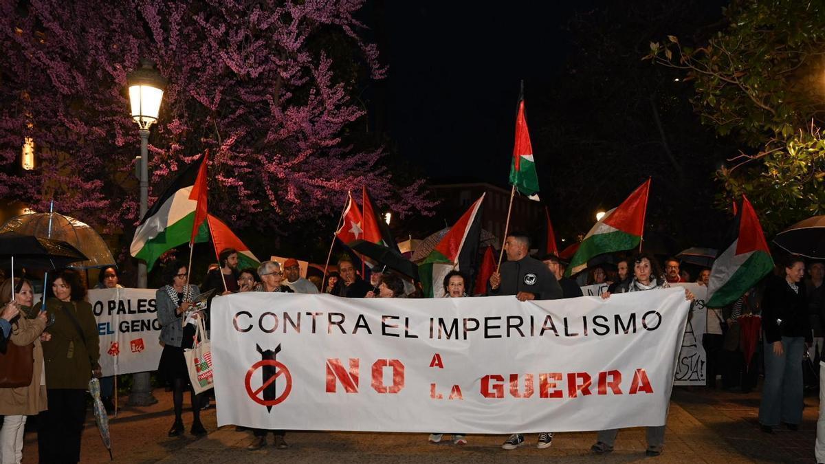 Vídeo | Así ha sido la manifestación de la plataforma No a la guerra en Badajoz