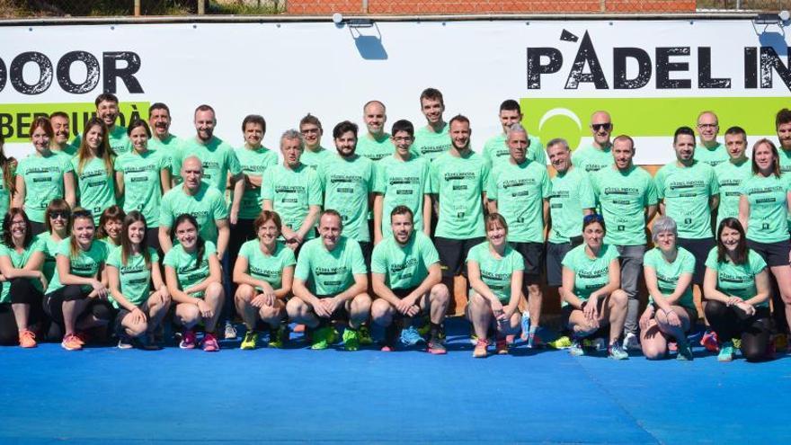 Foto conjunta d&#039;una bona part dels jugadors i jugadores que integren els sis equips del Pàdel Indoor Berguedà aquesta temporada 2019