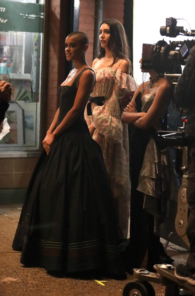 Jordan Alexander y Zion Moreno durante el rodaje del reboot de 'Gossip Girl' en Nueva York