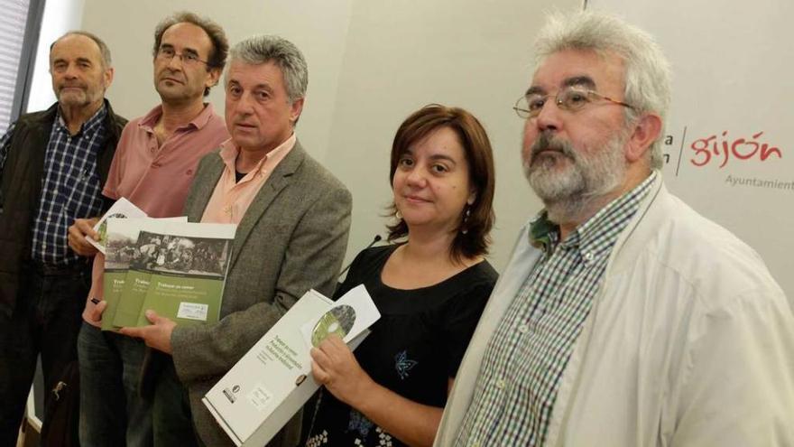 Rubiera, entre José Ángel Muñoz y Verónica Rodríguez, junto a otros autores de la guía.
