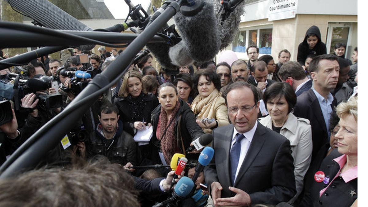 François Hollande habla con los medios de comunicación, este sábado, en Les Ulisin.