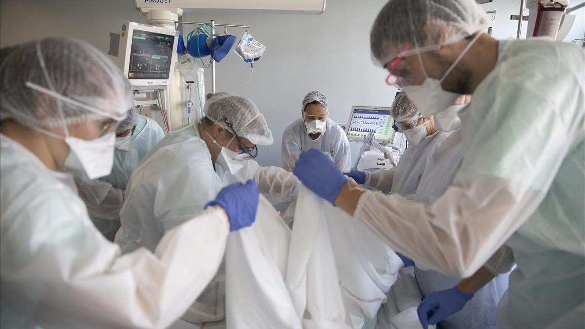 Personal sanitario atiende a un paciente con covid-19 en un hospital de Estrasburgo.